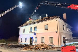 Zur Brandbekämpfung wurden eine Drehleiter und ein Hubsteiger eingesetzt. Damit konnte das Dach geöffnet werden, um das Löschwasser gezielt einzubringen. Foto: ÖA-Team BFKdo Klagenfurt-Land