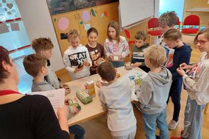 Die Kinder lernen, auf Produktverpackungen die Herkunft von Rohstoffen aufzuspüren. Foto: Landwirtschaftskammer Kärnten