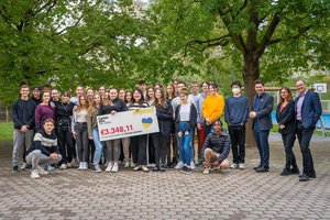Schuldirektor Hans Omann (re) und Caritasdirektor Ernst Sandriesser sind vom Engagement der Schüler*innen beeindruckt. Foto: Johannes Leitner/Caritas 