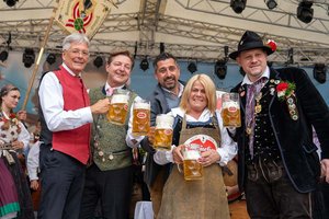 Bieranstich zur Eröffnung des Villacher Kirchtags. Foto: LPD Kärnten/Steinacher