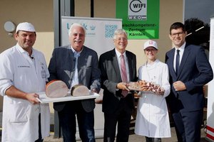 Berufsschullehrer Peter Süssenbacher, Bundesinnungsmeister Raimund Plautz, LH Peter Kaiser, Fleischerin Veronika Vernes, LH-Stv. Martin Gruber. Foto: LPD Kärnten/Wajand