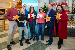 StR Max Habenicht, Mag. Martina Kugi (Equaliz, Projekt StoP, Stadtteile ohne Partnergewalt), GR Michael Gussnig, StRin DI Constance Mochar, Mag.  Astrid Malle (Frauenbüro), Südpark-Manager Heinz Achatz und GRin Ines Domenig. Foto: StadtKommunikation/Hude