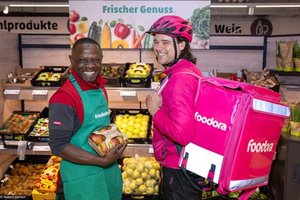 Foodora Rider & Penny Mitarbeiter im Supermarkt. Foto: Robert Harson 