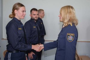 Landespolizeidirektorin Mag. Dr. Michaela Kohlweiß nahm das Gelöbnis entgegen