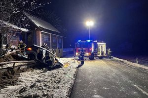 Magdalensberg: 20-Jähriger verursachte alkoholisiert schweren Unfall. Foto: BM Christop Duller und LM Florian Scherwitzl, ÖA-Team BFKdo Klagenfurt Land