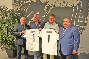 José Martínez (Ehrenpräsident von Real Madrid), TVB-Geschäftsführer Helmuth Micheler, Bürgermeister Christian Scheider und Pedro López Jiménez (Vizepräsident Real Madrid). Foto: StadtKommunikation/Zechner