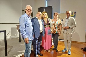 Kulturstadtrat Mag. Franz Petritz, Kulturabteilungsleiter Mag. Alexander Gerdanovits und Musilmuseumsleiter Dr. Heimo Strempfl mit Regisseurin Nina di Majo und Margarethe Pachernig vom Verein „Weltkärntner“. Foto: Büro Stadtrat Petritz