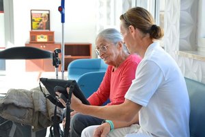 Mit dem Tablet kann Frau Maier ihre Therapie auch zuhause fortsetzen, Übungen wiederholen und so aktiv zur eigenen Genesung beitragen. Foto: EKH