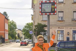 Verkehrsreferentin Stadträtin Sandra Wassermann, BA, installiert eine Geschwindigkeitsanzeigetafel in der stark frequentierten Sonnwendgasse. Foto: StadtKommunikation / Hude