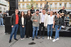 Bürgermeister Christian Scheider mit Markt-Koordinatorin Martina Derhaschnig (2.v.rechts), Vizebürgermeister Ronald Rabitsch (links) sowie Besuchern und Marktwirten beim letzten After-Work-Markt in diesem Jahr. Foto: SK/Thomas Hude