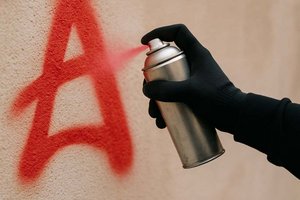 Jugendliche sprühte Graffiti auf denkmalgeschütztes Haus in Klagenfurt. Foto: Symbolbild