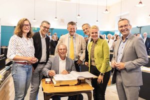 Kammerchor-Präsident Günter Magerle erhält Goldene Medaille der Stadt Klagenfurt. Foto: SK / Zangerle