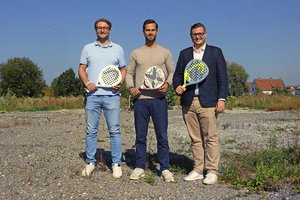 Facility Management-Referent Stadtrat Julian Geier bei der Schlüsselübergabe für das TC Schneider-Areal an Marcel Kuster und Christian Maier. Foto: StadtKommunikation / Hude