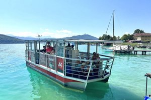 Das AK-Bücherboot brachte Lesestoff direkt zu den Badegästen. Foto: AK Kärnten