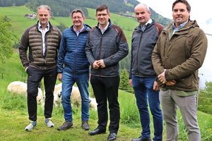 Landwirt Michael Stocker, LK-Präsident Siegfried Huber, LHStv. Martin Gruber, Almwirtschaftsvereinsobmann Josef Obweger und Landesjägermeister-Stv. Stefan Kulterer. Foto: LK Kärnten