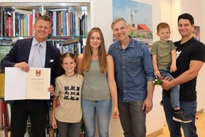Bürgermeister Christian Scheider und Gemeinderat Michael Gussnig waren von dem Einsatz von Mia begeistert. Ihre stolzen Eltern sowie Mias kleiner Bruder unterstützen die junge Tierliebhaberin. Foto: StadtKommunikation / Zechner