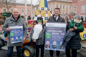 Joachim Katzenberger, MA (Leiter der Abteilung Soziales) mit Bürgermeister Christian Scheider und Mag. Karin Ertl vom Klagenfurter Seniorenbüro, das auch heuer wieder den Großeltern-Enkerl-Tag organisiert hat. Foto: StadtKommunikation /Wajand