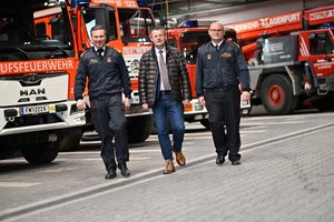 Bürgermeister Christian Scheider, Branddirektor DI Herbert Schifferl und Branddirektor Stellvertreter Wolfgang Germ präsentierten die Jahresbilanz im Rüsthaus. Foto: StadtKommunikation/Bauer