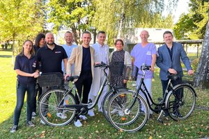 Sind bald alle KABEG-Bediensteten „Rad-iologinnen“ und „Rad-iologen“? SPÖ-LAbg. Maximilian Ra(d)kuscha mit Bediensteten der KABEG. Foto: privat/kk