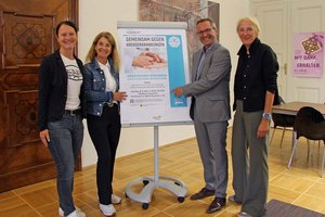 Laden zur Krebsvorsorgeveranstaltung ein: Mag. Christina Hasslinger, Dr. Jutta Hafner-Sorger, Gesundheitsreferent Stadtrat Mag. Franz Petritz und Stadtphysika Dr. Birgit Trattler (v.l.). Foto: StadtKommunikation / Wedenig