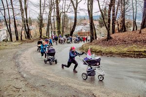 Zahlreiche Mamas mit Kinderwagen am Kreuzbergl. Foto: KK
