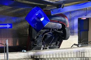 Gas mit Bremse verwechselt: Spur der Verwüstung nach illegaler Probefahrt. Foto: Berufsfeuerwehr Klagenfurt