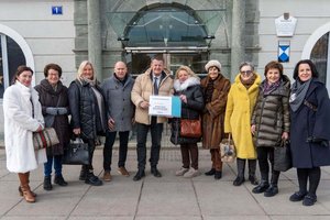 Obfrau Gertraud Zwick und weitere Vereinsmitglieder übergaben einen Spendenscheck an Sozialreferent Bürgermeister Christian Scheider und Joachim Katzenberger, MA (Leiter Abteilung Soziales). Foto: StadtKommunikation / Stromberger 
