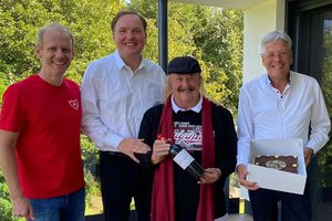 Jubilar Charly Kaiser wurde von LH Peter Kaiser, AR Bernd Hinteregger und LGF Andreas Sucher überrascht. Foto: SPÖ Kärnten
