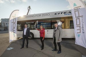 KMG-Geschäftsführer Dipl.-Ing. Erwin Smole, Mobilitätsstadträtin Sandra Wassermann und Stadtwerke Eigentümervertreter Bürgermeister Christian Scheider zeigen sich von dem neuen E-Bus begeistert. Foto: Helge Bauer/KK