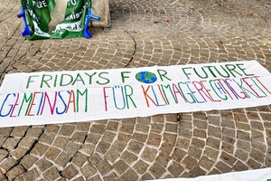 Öl-Protestaktion von Fridays for Future am Alten Platz in Klagenfurt. Foto: Mein Klagenfurt