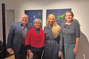 Kulturabteilungsleiter Mag. Alexander Gerdanovits und Landtagsabgeordnete Ruth Feistritzer mit Künstlerin Katharina Gruzei und Eröffnungsrednerin Nike Dreyer vom Austrian Office for Contemporary Art. Foto: KK