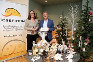 Einladung zum Weihnachtsbasar: Josefinum-Leiterin Mag. Dr. Petra Arnusch und Dr. Johann Lintner (Vorstandsvorsitzender Privatstiftung Kärntner Sparkasse). Foto: Hannes Krainz/Kärntner Sparkasse