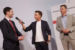 Marco Ventre im Gespräch und LR Peter Reichmann mit LR Daniel Fellner. Foto: LPD Kärnten/Wajand