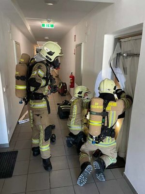 Die Berufsfeuerwehr öffnete die Wohnung und konnte den Brand rasch löschen. Foto: Berufsfeuerwehr Klagenfurt