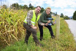 Stadträtin Sandra Wassermann mit Bezirksjäger-Obmann Markus Schmiedmaier bei der Aufstellung der neuen Wildwarner in Tultschnig. Foto: StadtKommunikation / Thomas Hude