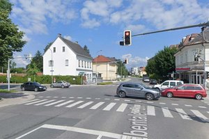 Beim Abbiegen von der Ebentaler Straße in die St. Peter Straße verlor der junge Mann die Kontrolle über sein Fahrzeug. Foto: Google Street View
