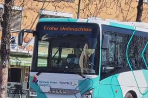Bus mit Aufschrift „Frohe Weihnachten“ fuhr durch Klagenfurt. Foto Instagram/Klagenfurt Elite
