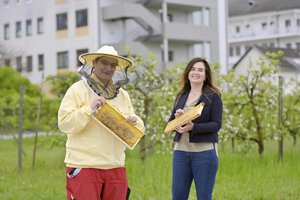 Die Bienenwirtschafterin Ing. Michaela Kohlbacher-Schneider und die Kaufmännische Direktorin Mag. Dr. Elke Haber, MBA geben den Bienen des Elisabethinen-Krankenhauses ein neues zu Hause. Foto: EKH/StudioHorst