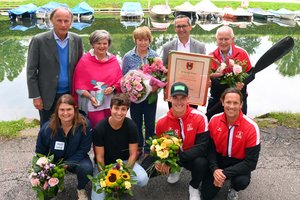 Präsident Christoph Schasché, LAbg. Ruth Feistritzer, Helene Winkler, Stadtrat Franz Petritz, KVK Vorstand Helmar Steindl, Valentina Kröner, Nadine Veratschnig, Felix Oschmautz, Obmann Gerhard Schmid. Foto: StadtKommunikation/Pessentheine