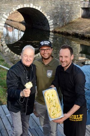 Thomas Truppe (Gründer Morle Eis), Vereinspräsident John Patrick Platzer (Soldaten mit Herz) und Tom Truppe (Hausherr Morle Eis) vor der Steinernen Brücke. Foto: Morle Eis