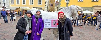 Pferd aus dem Märchen Räuber Hotzenplotz spazierte durch Klagenfurt