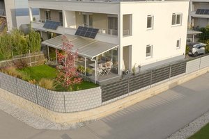 Sunbooster Vertical kombiniert Sichtschutz und Sonnenstromgewinnung am Zaun. Foto: Sunbooster GmbH