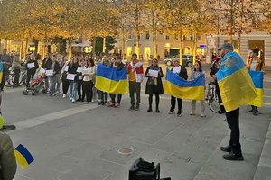Ukrainer versammelten sich nach russischen Raketenangriffen am Neuen Platz. Foto: Ukrainer in Kärnten/Facebook