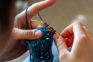Gemeinsam Häkeln und Stricken gegen Armut im magdas LOKAL. Foto: zVg