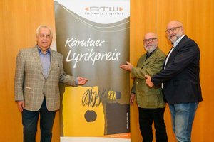 Präsentieren „sanfte Flügelschläge gegen Hass und Gewalt“ (v. l.): Lyrikpreis-Initiator Dr. Harald Raffer, Juryvorsitzender Dr. Günter Schmidauer und STW-Vorstand Dipl. Ing. Erwin Smole. Foto: STW/Hude