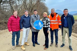 Ulrich Radl (Ziviltechnikerbüro Kastner), Volker Bidmon (Leiter Straßenbauabteilung Land), LHStv. Martin Gruber, Stadträtin Sandra Wassermann, Helmut Holz (Swietelsky) und Thomas Unterüberbacher (Straßenbauamt). Foto: Büro LHStv. Gruber/Gamper