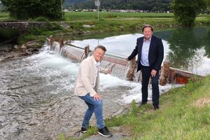 Obmann des Wasserverbands, Bürgermeister Christian Scheider, und Geschäftsführer des Wasserverbands Glanfurt, Ing. Ingolf Herold, begutachteten die neu angebrachte Aufstauvorrichtung im Mündungsbereich Viktringerbach. Foto: StadtKommunikation/Buchner