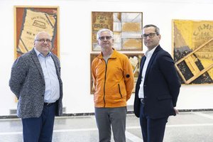 Kulturstadtrat Mag. Franz Petritz mit Kulturabteilungsleiter Mag. Alexander Gerdanovits, der die Ausstellung kuratiert hat und dem Sohn des Künstlers, Dr. Christian Kos. Foto: StadtKommunikation/Peter Just