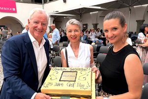 LHStv.in Gaby Schaunig überreicht die Geburtstagstorte an Klaus Graf, Geschäftsführer und Produzent und Livia Graf-Bechler Geschäftsführerin Graf Film, Produzentin und Green Film Consultant. Foto: Büro Schaunig