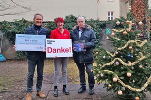 Weihnachten im Obdachlosenheim: „Club 41 Wörthersee“-Präsident Dr. Harald Raffer (rechts) und sein Vizepräsident Sales Manager Georg Ebner mit Katrin Starc (Chefin der Caritas-Wohnungslosenhilfe) und einem Scheck über 1.500 Euro. Foto: Caritas